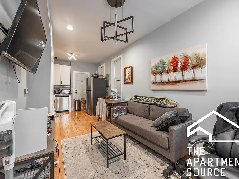 1624 W Beach Ave — Photo 2