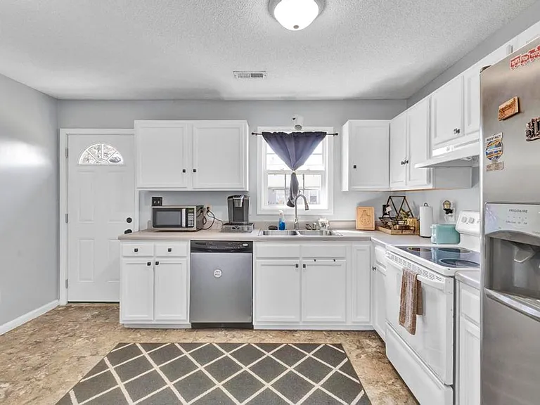 110 Foxlair Dr — Photo 13