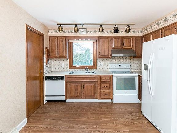 2nd image of 21250 Robinhood Ave