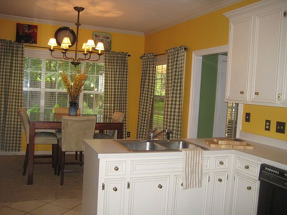 Kitchen & Breakfast Area