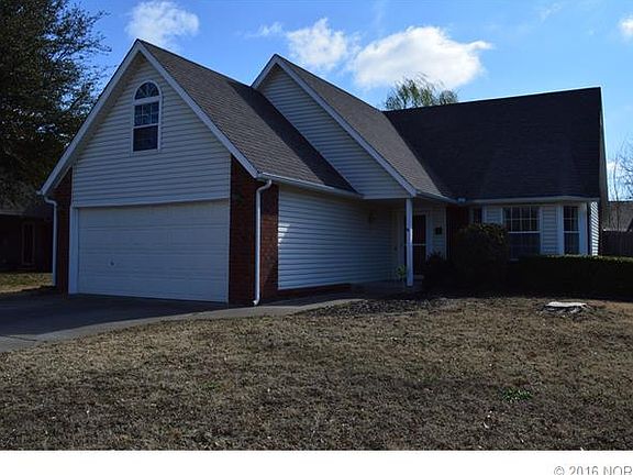 2nd image of 601 S Hemlock Ave W