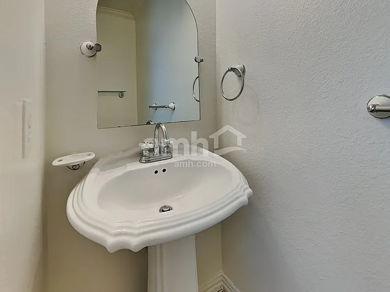 1528 Englewood Dr — Photo 13