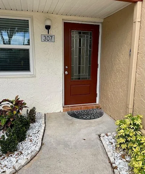 307 Lake Evelyn Dr — Photo 3