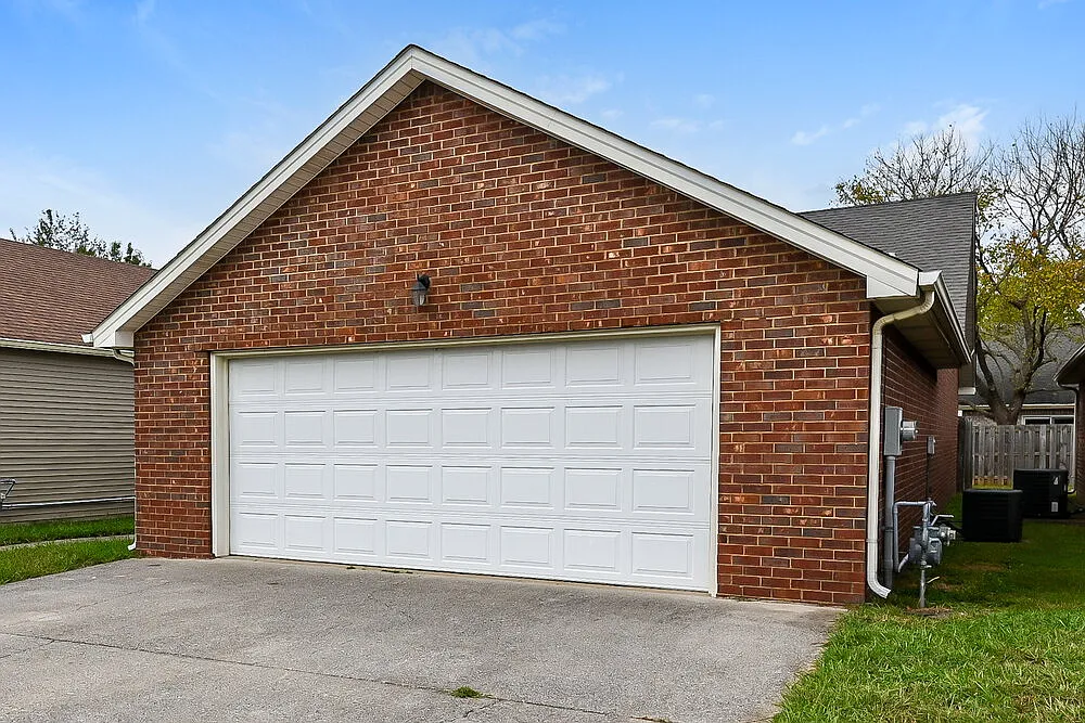 3 bed, 2.0 bath, 1311 sqft, $2,180 — Photo 3