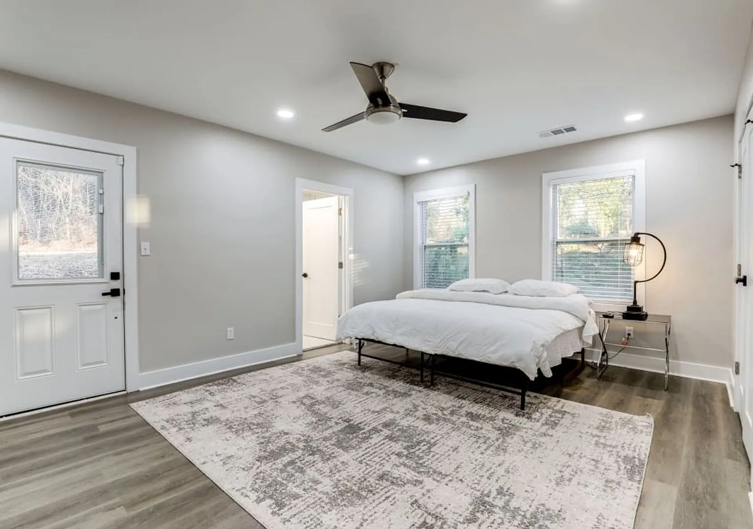 Chic 3B2B WestEnd Ranch Style Home. — Photo 3