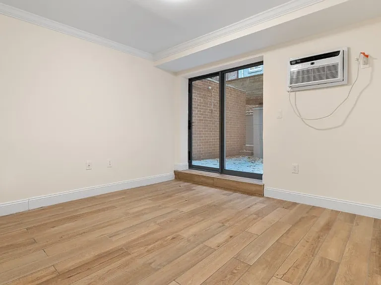 210 E 22nd St #GLL — Photo 3