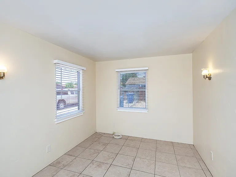 2465 S 7th Ave — Photo 3