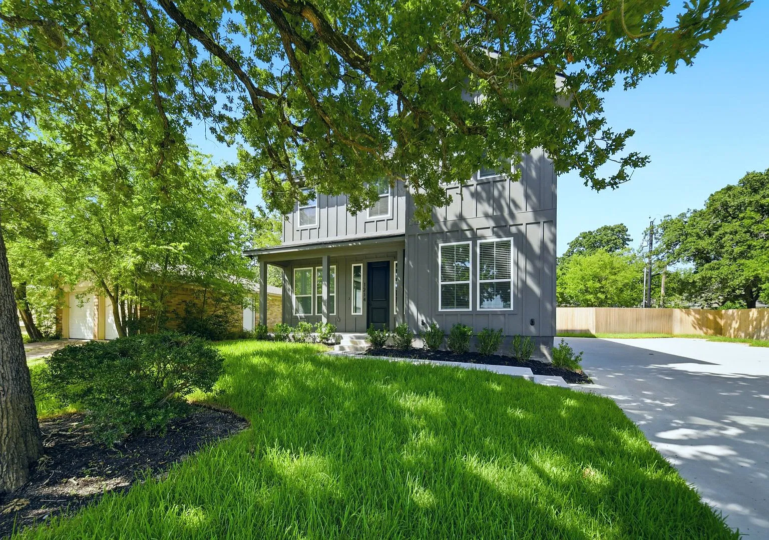 1214 Neal Pickett — Photo 1