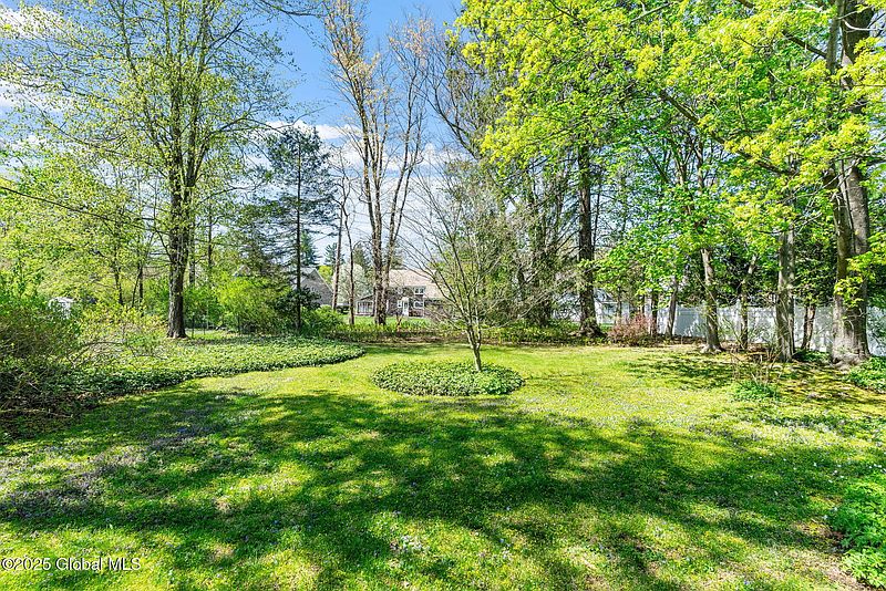 3rd image of 6 Mayfair Drive