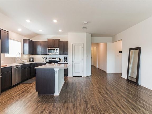 4th image of 116 Pearland St