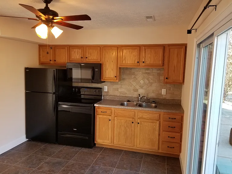 405 Collinsville Rd — Photo 7