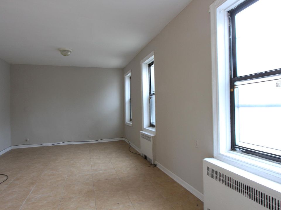 2nd image of 1525 E 26th St APT 1C