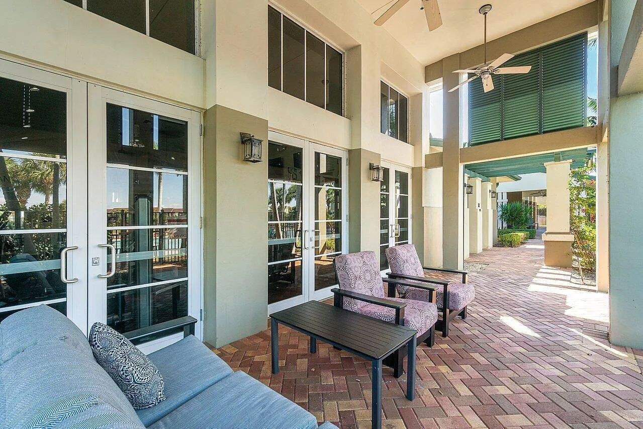 880 Millbrae Ct — Photo 2