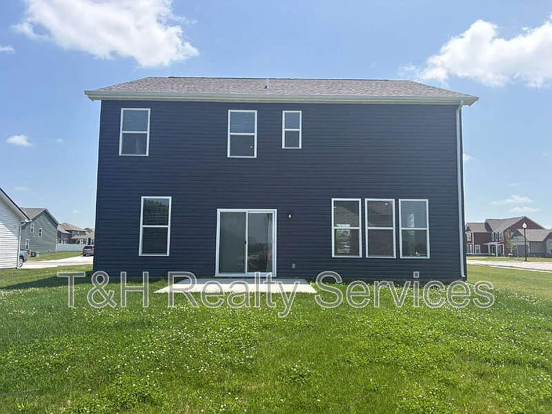 4 bed, 2.5 bath, 2760 sqft, $2,695 — Photo 3