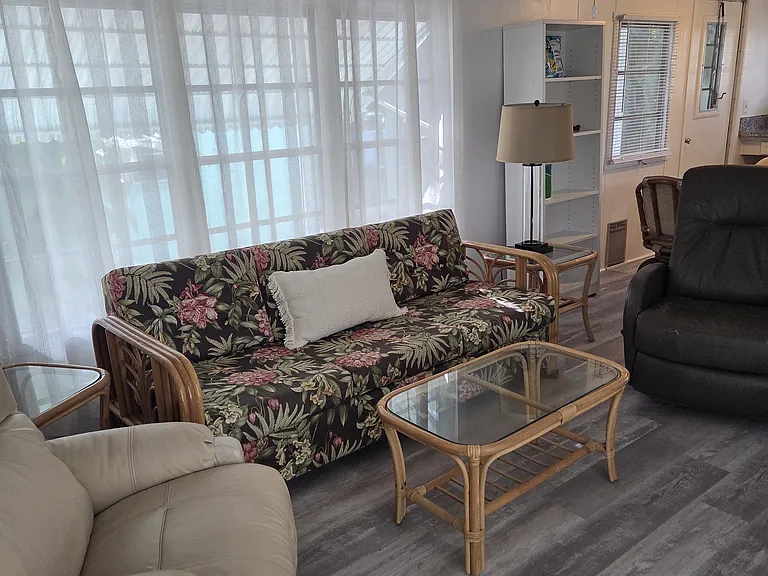300 Pinewood Ave — Photo 7