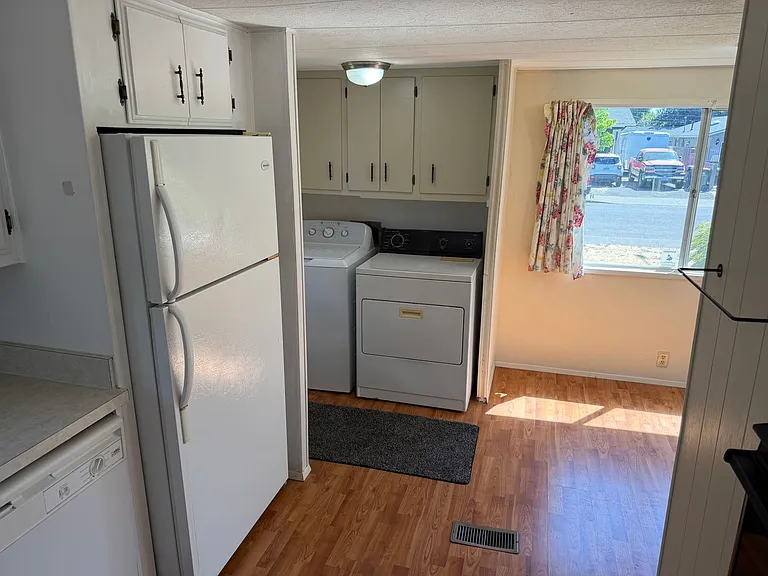 1566 Laura St — Photo 17