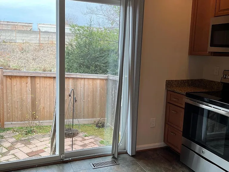 1533 Oronoco St — Photo 6