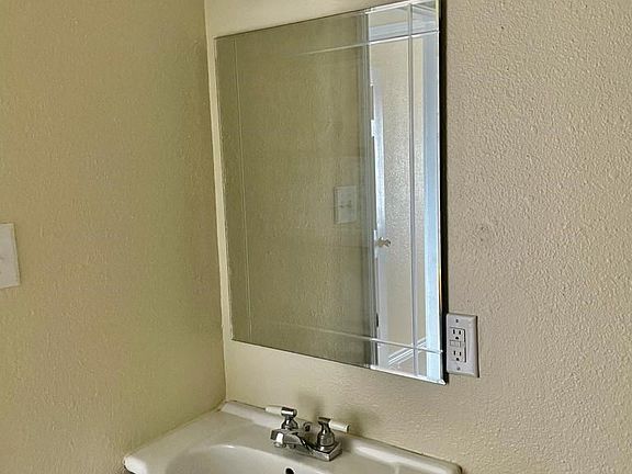 3rd image of 820 Vista Hermosa Dr