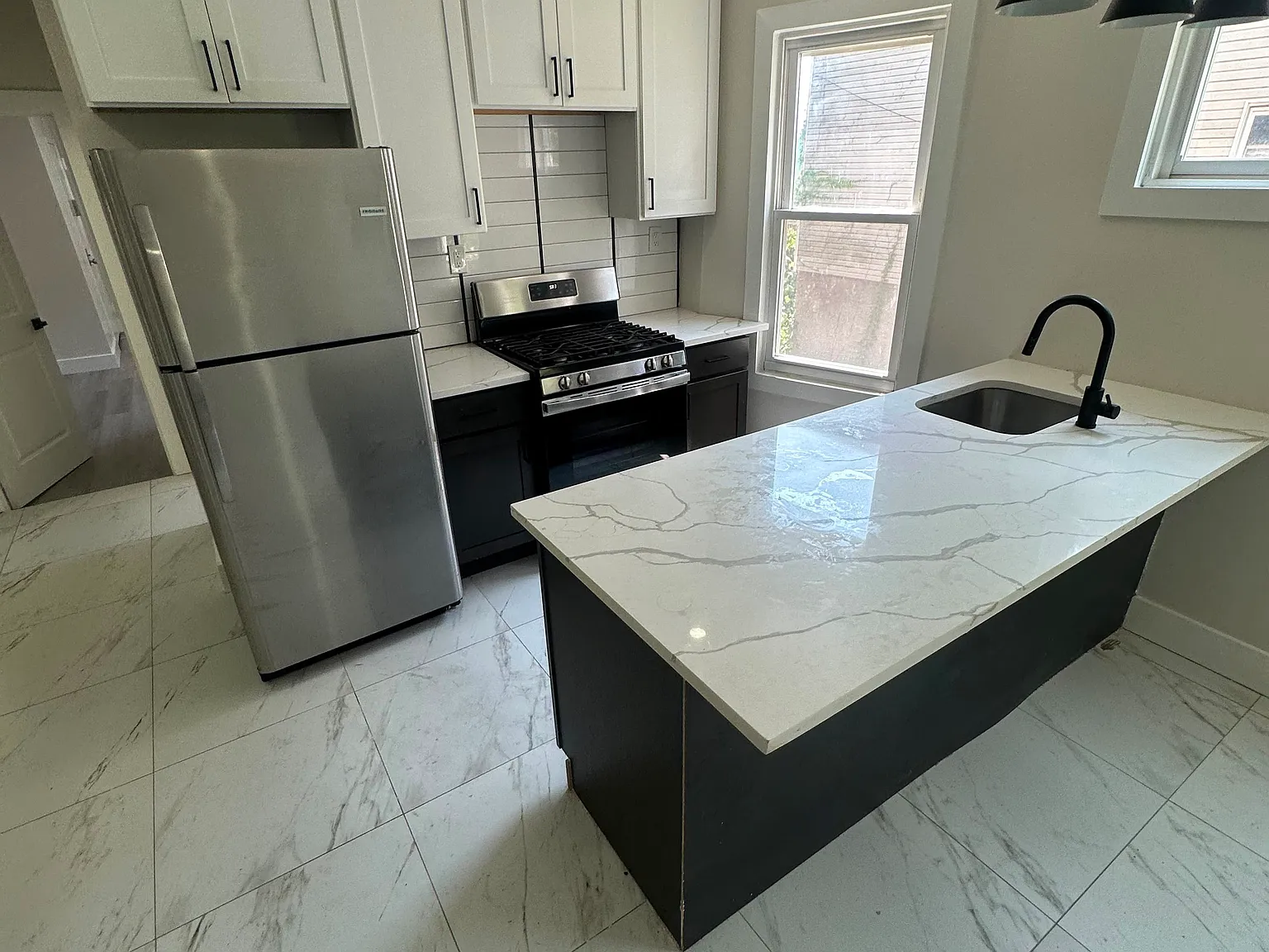 5 bed, 2.5 bath, $3,050 — Photo 2
