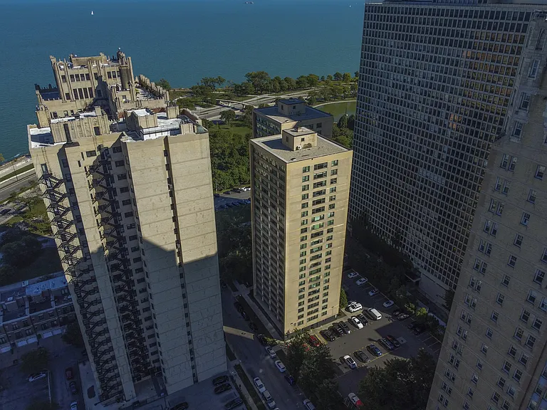 Twin Towers Apartments — Photo 33