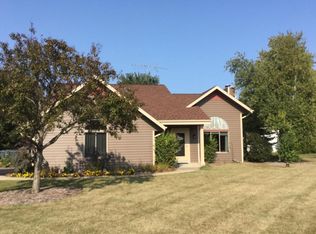 W235S5210 Otter Trl, Waukesha, WI 53189