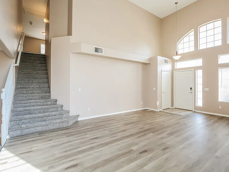 1102 Broomfield Dr — Photo 5