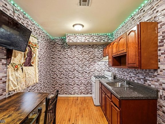 5th image of 34 Hillman St