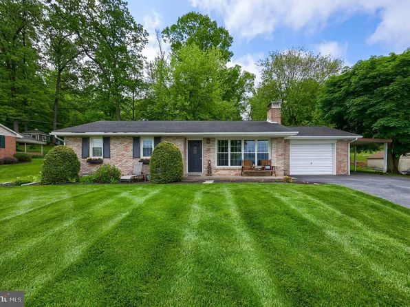 210 Edgewood Dr, New Holland, PA 17557