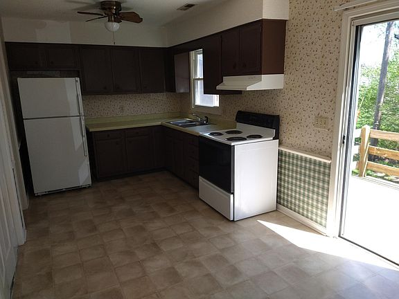 4th image of 141 Southampton Dr #B