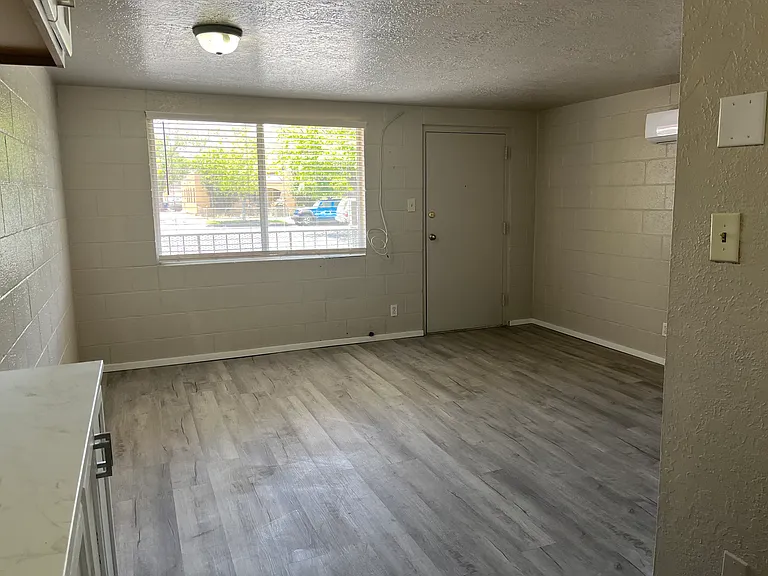 Totally Renovated Studios 2 Blocks To UNM — Photo 5