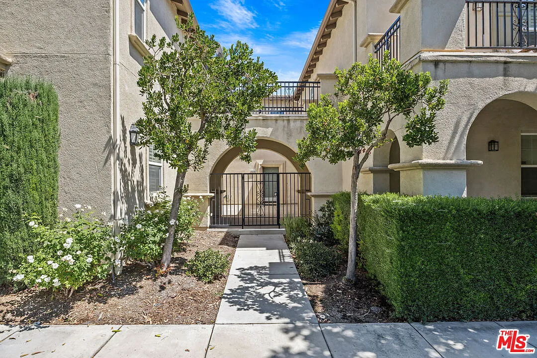 3 bed, 2.0 bath, 2074 sqft, $3,500 — Photo 1