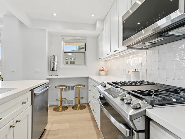 300 East 71st Street 17DEF image 3 of 15