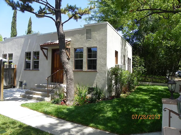 809 E Tujunga Ave — Photo 1