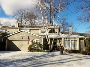 31 Stone Row Ln, Oak Ridge, NJ 07438