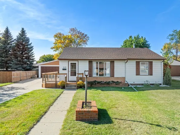 1628 5th St SW, Minot, ND 58701