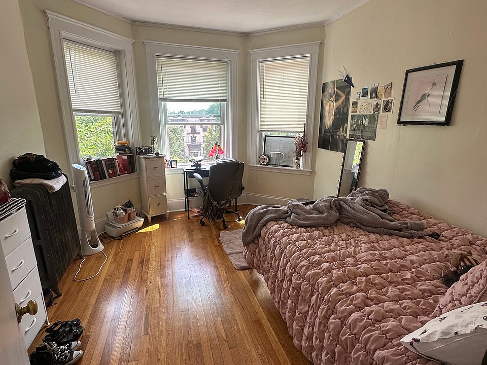 1st image of 1725 Commonwealth Ave APT 4