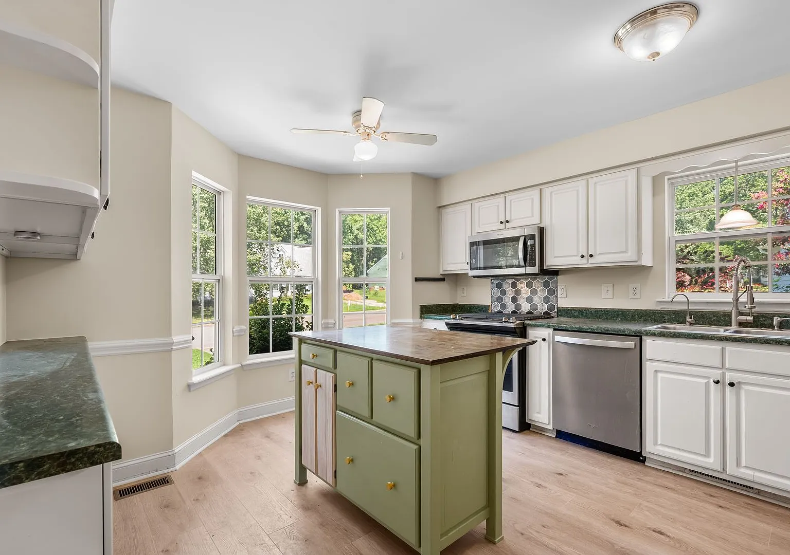 Newly renovated 3 bedroom with fenced yard and screened porch! — Photo 4