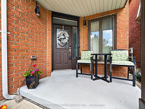 5th image of 165 Thicket Cres