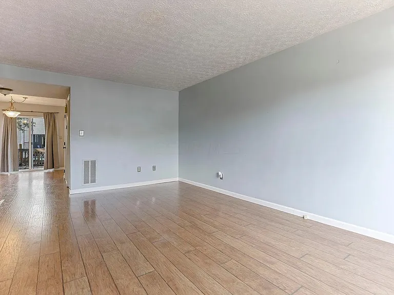 908 Charnwood Ln — Photo 4
