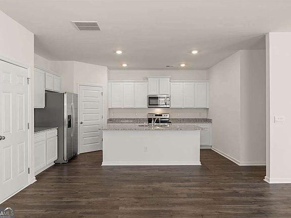 2nd image of 6038 Knickerbocker St