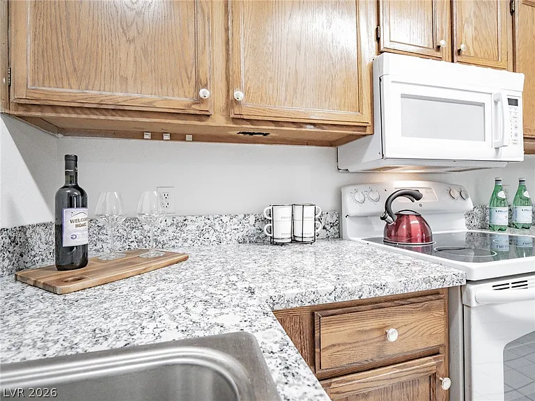 825 Hedge Way #2 — Photo 4