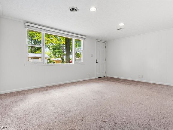 5th image of 934 Meadowbrook Ave