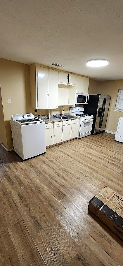 3 bed, 700 sqft, $1,595 — Photo 2