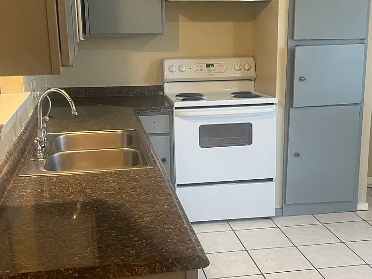 1005 Plover Ln — Photo 2