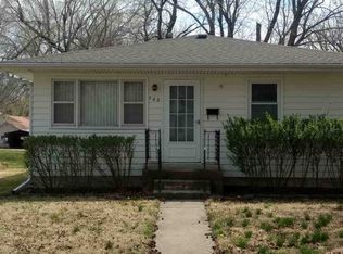 702 Oak St, Wamego, KS 66547