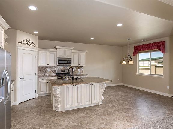 3rd image of 610 Chateau Ct