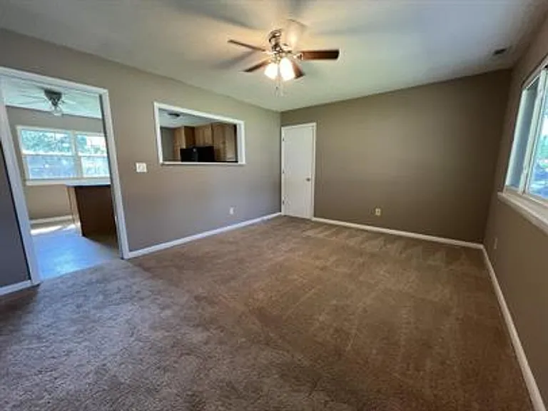 504 Holly Ct — Photo 3