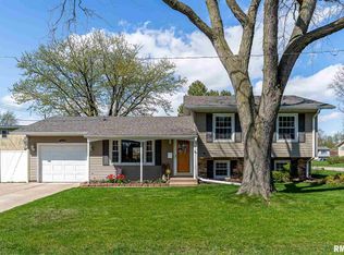 1624 Davenshire Dr, Bettendorf, IA