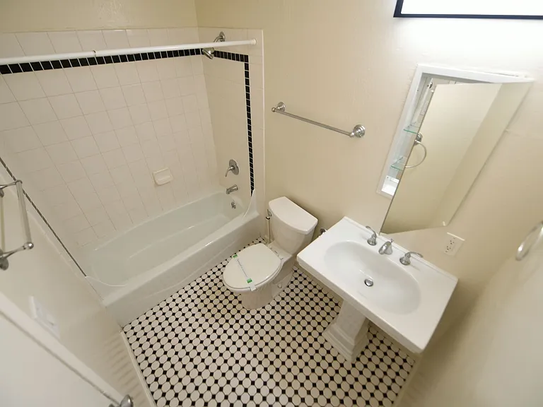 2p008 - Lake View East — Photo 13