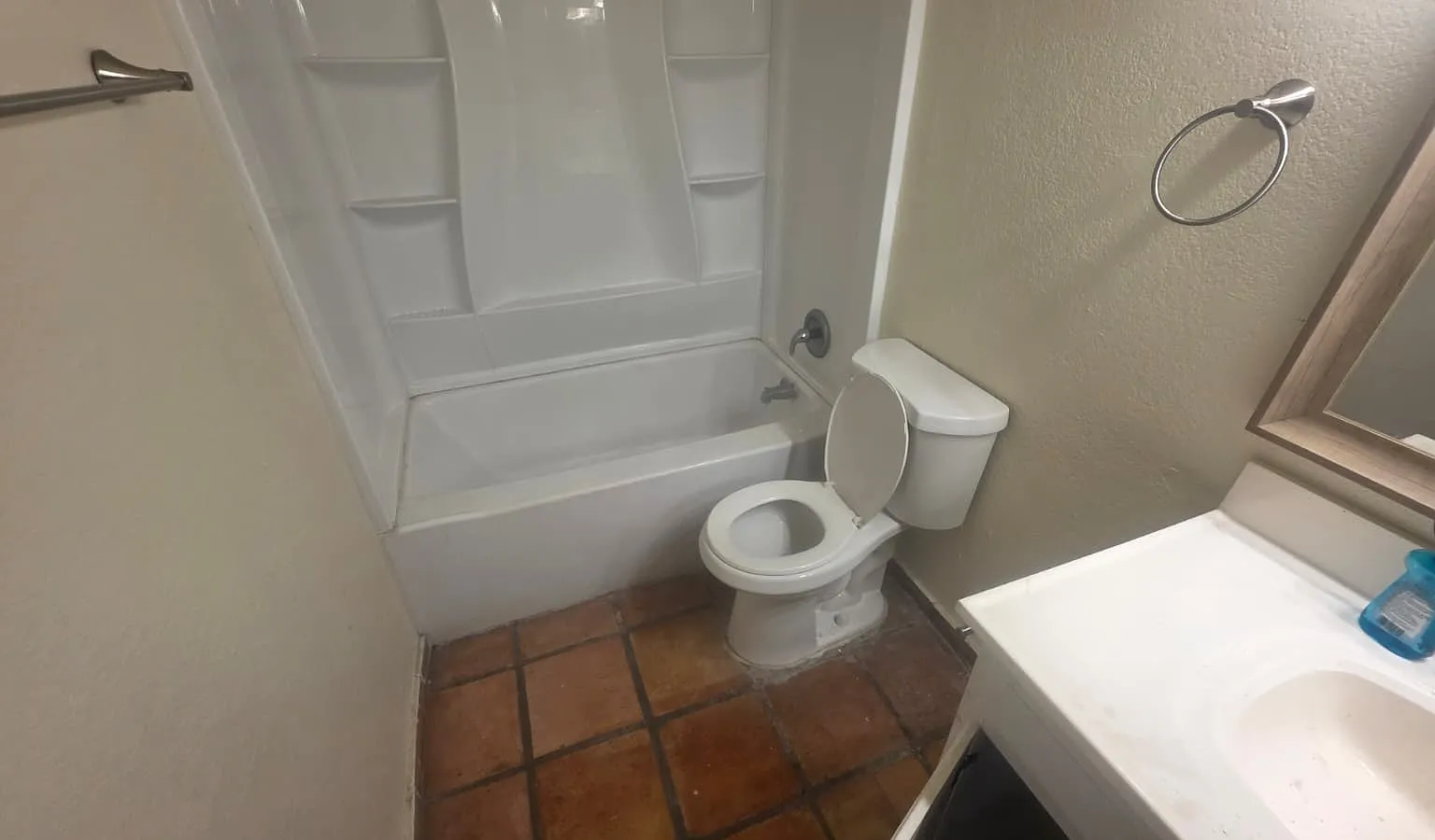 3 bed, 1402 sqft, $2,300 — Photo 3